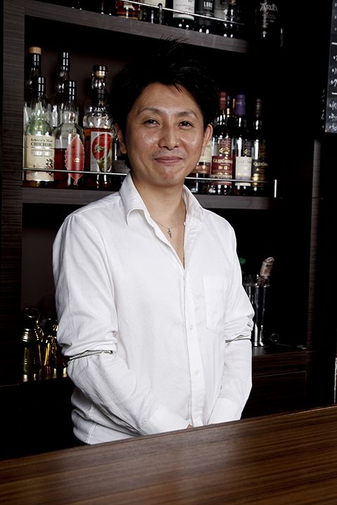 「バー レオン」マスター、沖田礼生さん。店名は、マスターの名前「レオ」から
