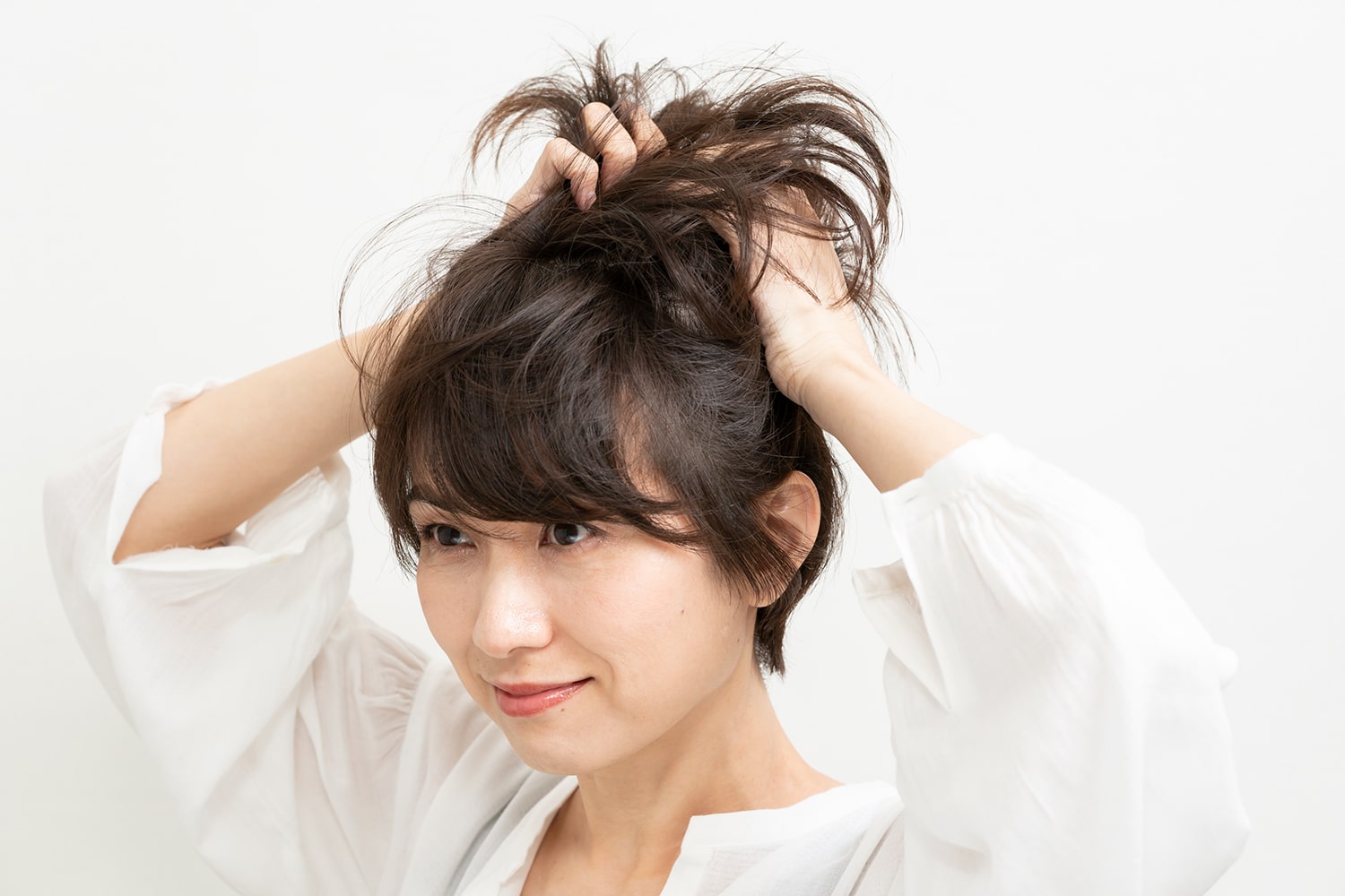 手のひらにワックスを広げ、根元から立ち上げるようになじませる。