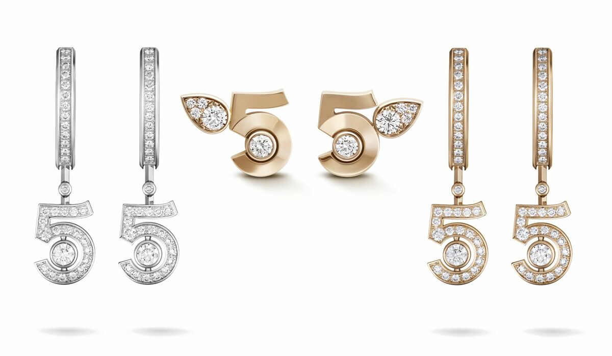 CHANEL 5の数字モチーフ フープピアス 夏肌をリュクスに魅せる「シャネル」のジュエリー｜耳元でアイコン