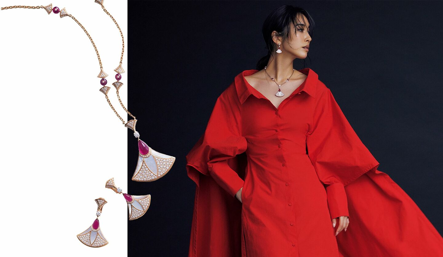 ブルガリのネックレスとピアス、ヴァレンティノの赤いワンピースを着用したモデル
