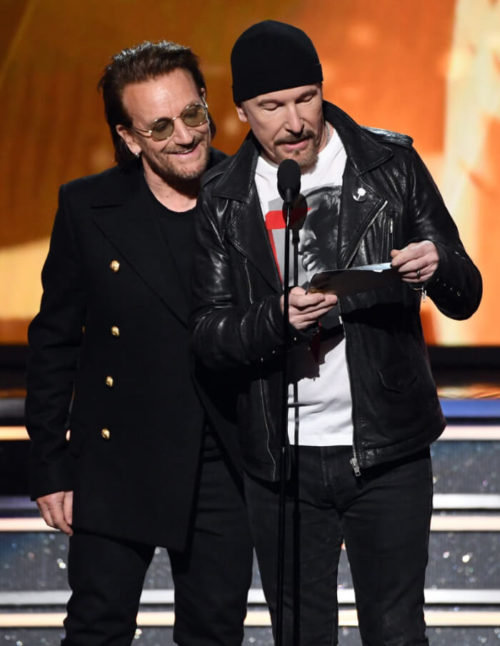 右は、U2のメンバー、ジ・エッジ。