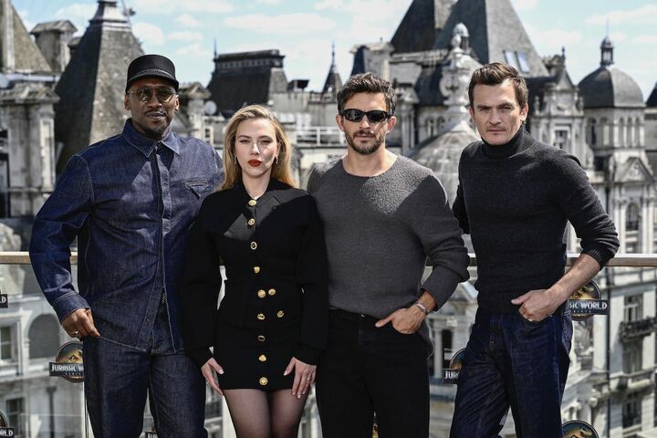 左から共演のマハーシャラ・アリ、ジョナサン・ベイリー、ルパート・フレンドと。