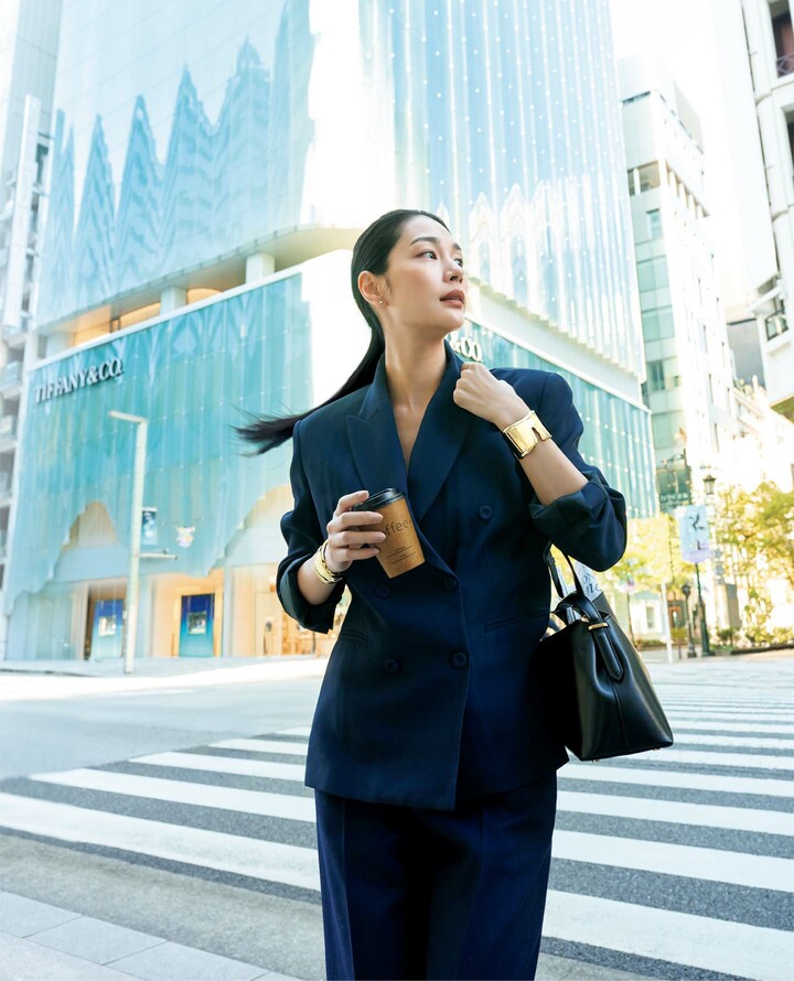 ティファニーのジュエリーを着用したモデルの大塚まゆかさん