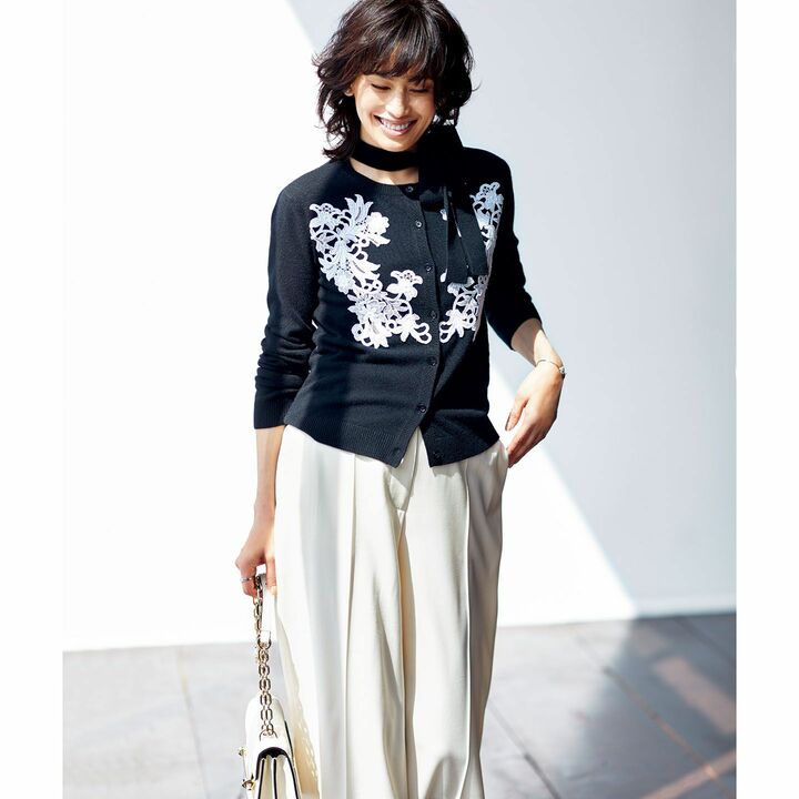 贅沢なレース使いが格上のラグジュアリー感を演出。ヴァレンティノのカーディガン￥241,000［ウールカシミヤ］・パンツ￥144,000・ヴァレンティノ ガラヴァーニのバッグ￥272,000（ヴァレンティノ ジャパン）、ピアス￥505,000・リング￥402,000・ブレスレット￥335,000（ダミアーニ 銀座タワー）