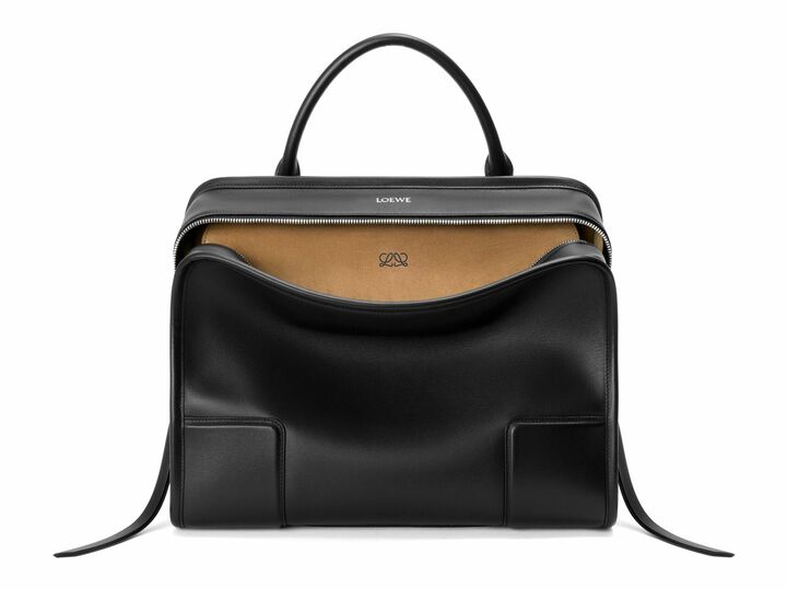 「ロエベ」のバッグ『アマソナ180』