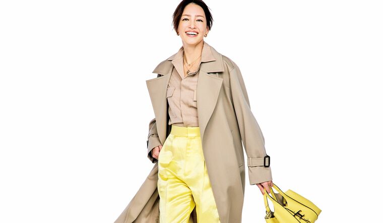 「エステータ」のトレンチコート、「オーラリー」のシャツ、「ブラミンク」のパンツを着用したモデル