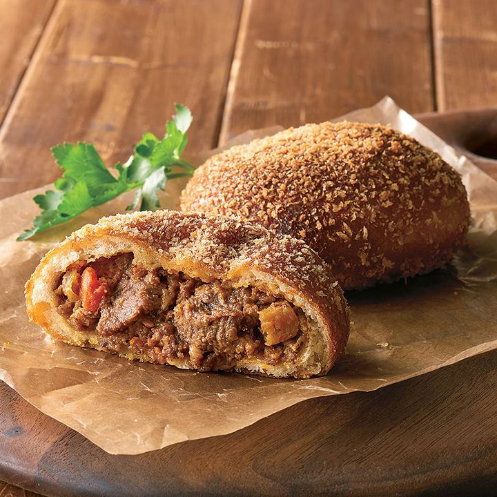 カレーパン「壱岐牛カットステーキ入り蜂蜜カレーパン」(パンプラス)