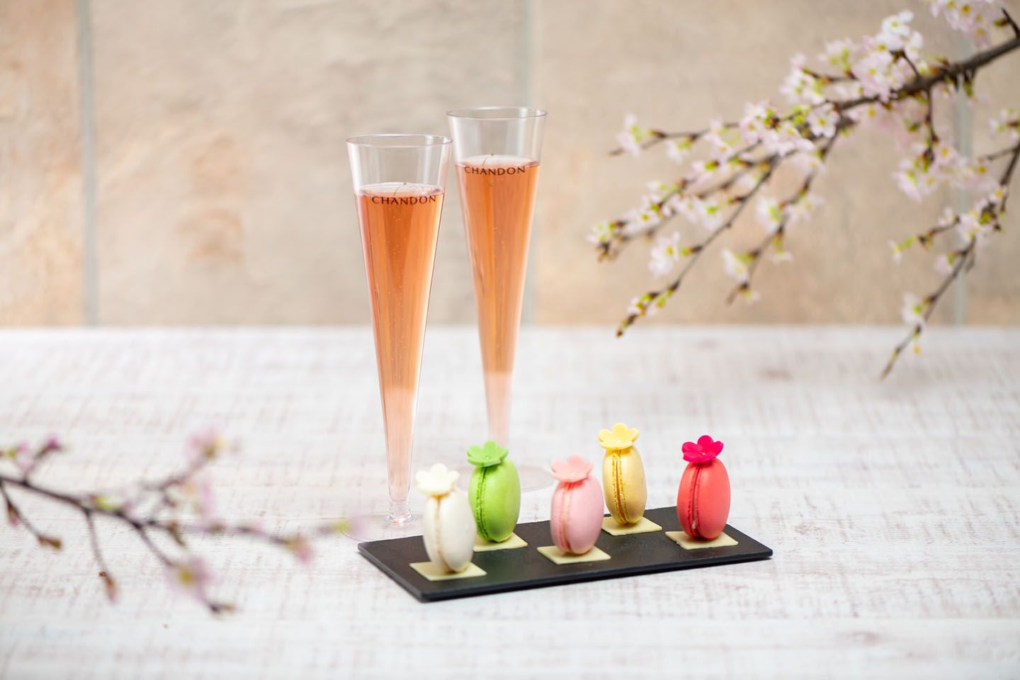 カラフルマカロン(ストロベリー、ピスタチオ、レモン、バニラ、桜)¥1,500(税込)