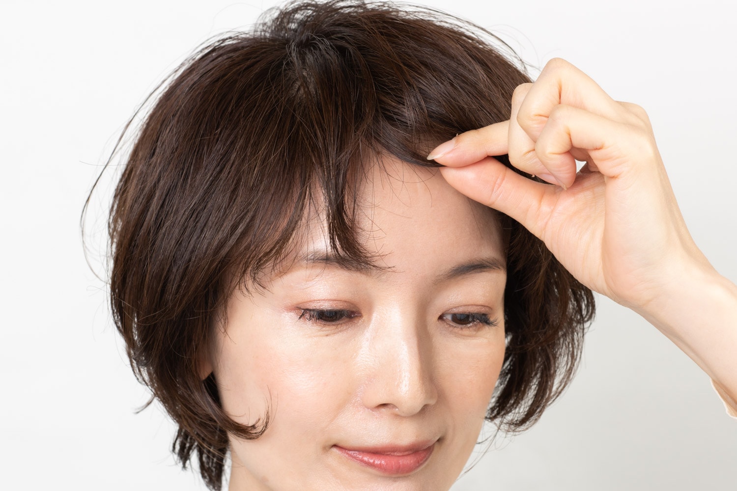 全体をラフにおろし、前髪や毛先に束感が出るようにつまんで整える。