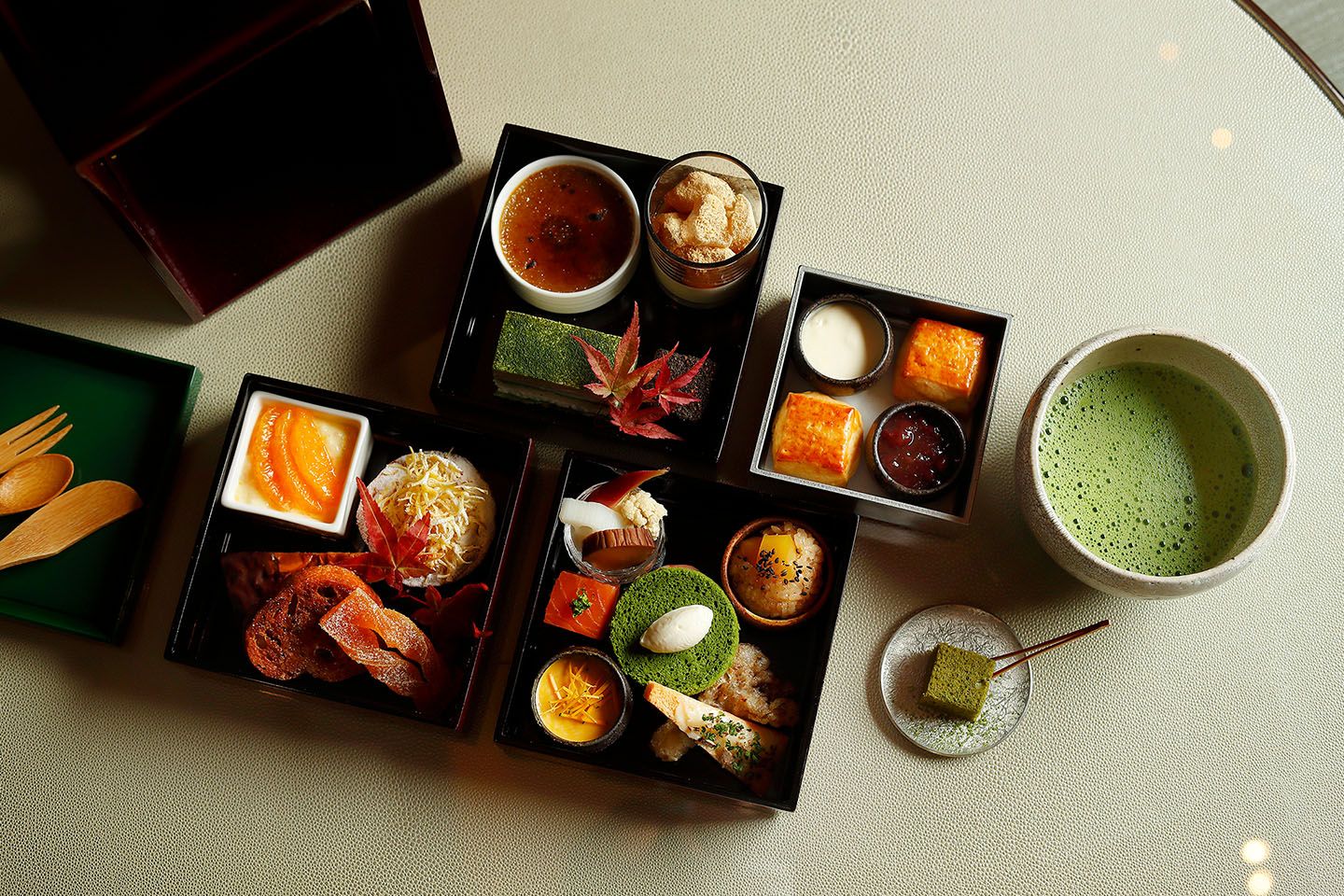 「日本茶アフタヌーンティー」1名¥4,800・グラスシャンパン付き¥6,500(3時間制、サービス料、税別)