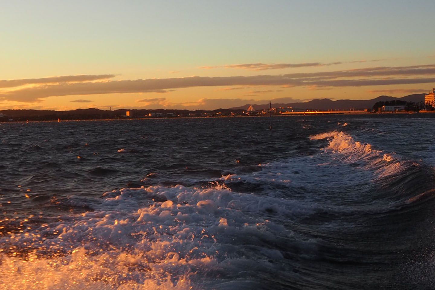 波に映る夕陽もきれいです。