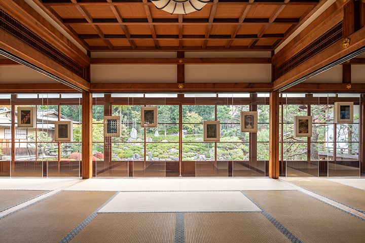 「月」の部屋。庭園を背景に作品が浮かび上がって見える。