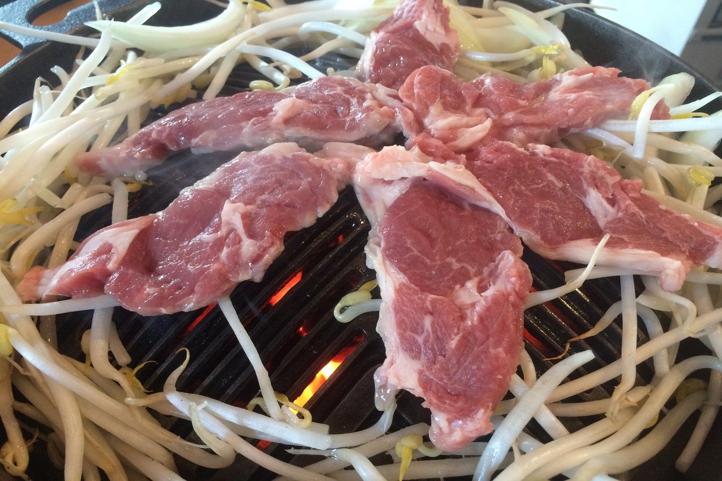 肉を広げて置く