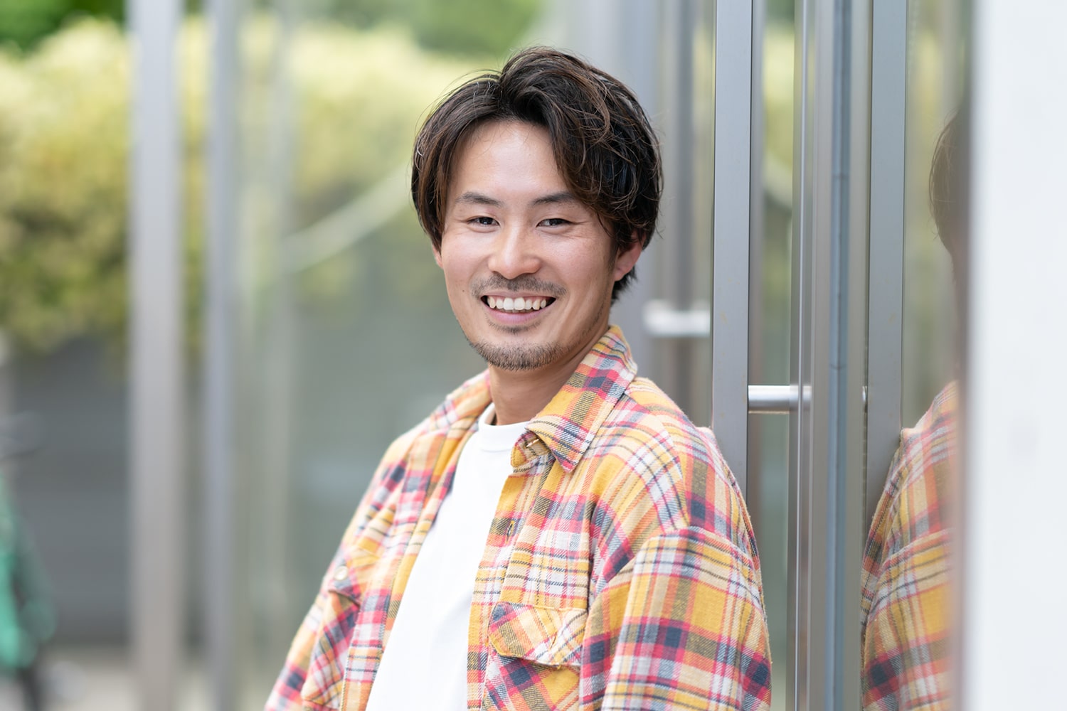 hair lounge BEACH 店長・NOBさん。体を動かすことが大好きで学生時代はサッカーに夢中だったとか。「休日になるとフットサルで汗をかいています」