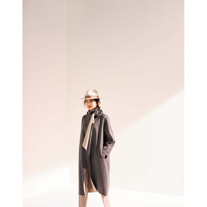 帽子『Q.S.ライン』(ボルサリーノ ジャパン)、コート(キートン)、パンツ(ウールン商会〈ペセリコ〉)、バングル(ブルガリ)、 撮影/生田昌士(hannah) BY:『Precious10月号』小学館、2019年