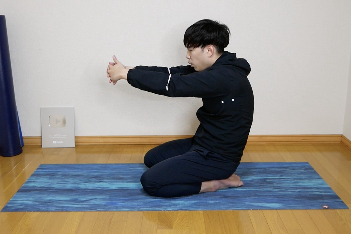 肩甲骨の引き寄せる、菱形筋をストレッチ。
