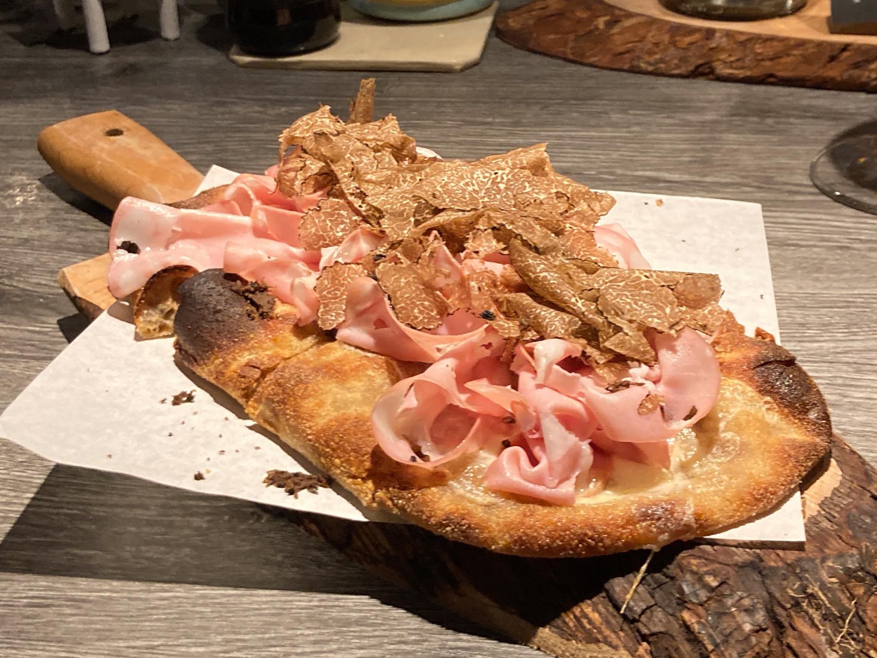 ダニとグラの共同作業による特製のピンサ。さっくりしたクリスピーな生地がなんとも香ばしく、切り分けて一口サイズのフィンガーフードに。