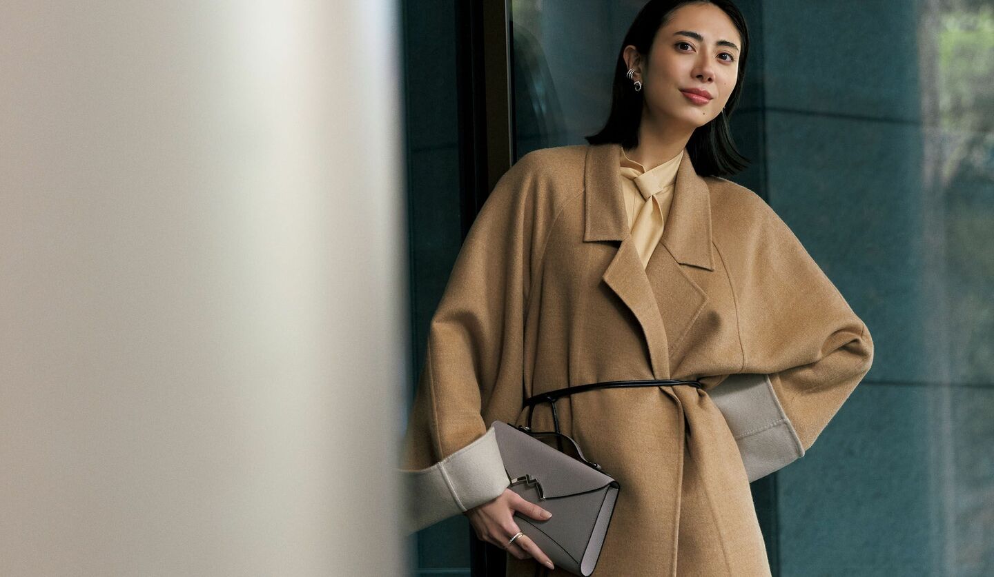 「セアン」のラップコートを着用したモデルの土屋巴瑞季さん