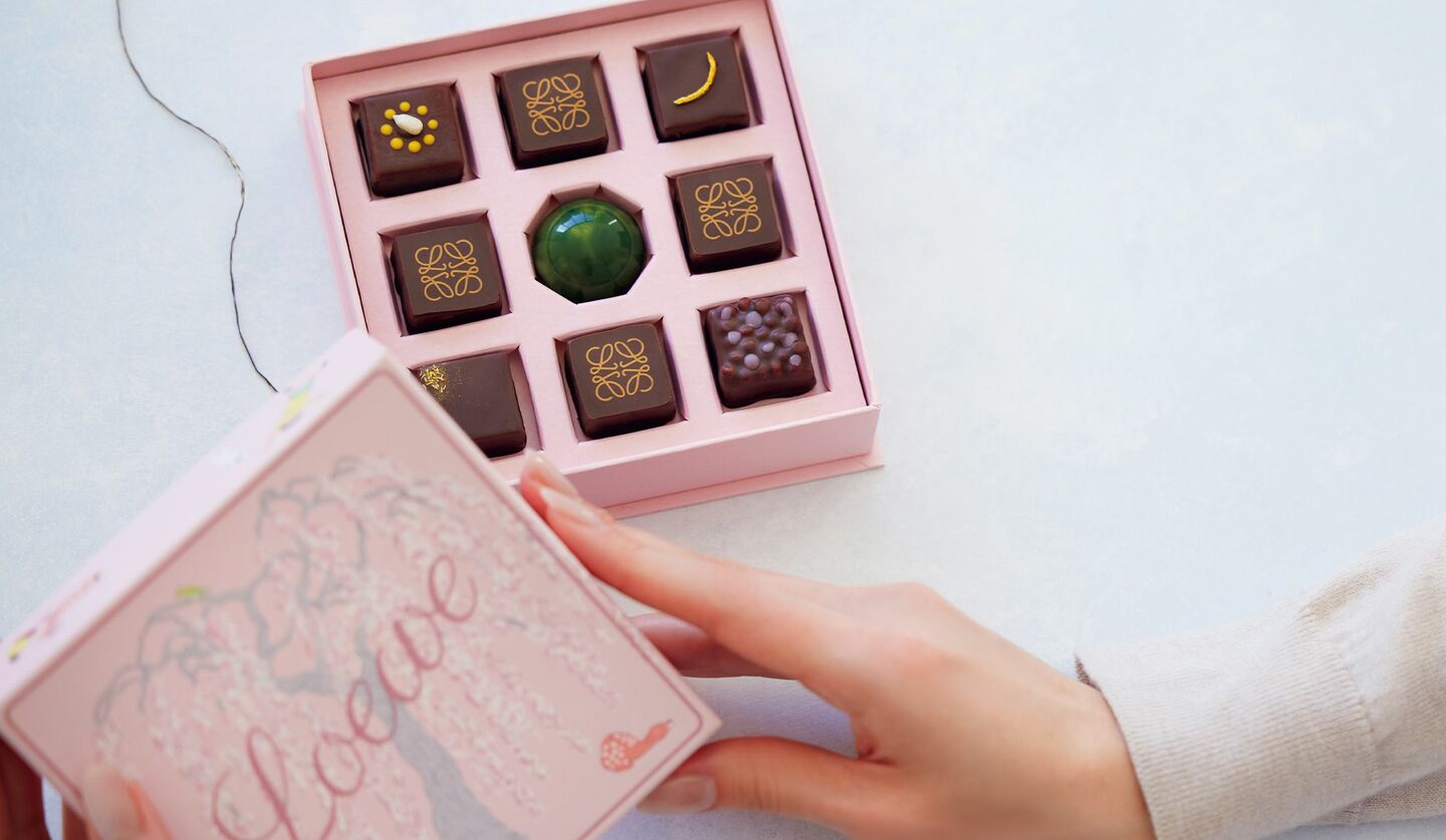 ロエベ『ロエベ×スナ・フジタ チョコレート ボンボン』とその箱を開けるモデル
