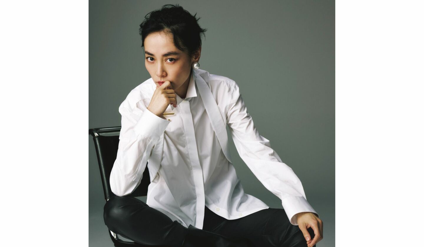 俳優・菊地凛子さんが「ジバンシィ」の比翼仕立てのすっきりとしたシルエットのコットンポプリンシャツをまとったコーデ