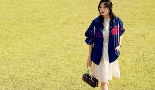 大政 絢さんがまとう、色使いが印象的な「ミュウミュウ」のブルゾン｜静かな佇まいのドレスがみるみる表情を変えて