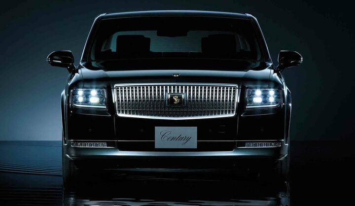 シームレスで上品なフロントマスクの中央には、センチュリーのアイコンである鳳凰のオーナメントが。縦格子のグリルの奥には七宝文様がデザインされている。