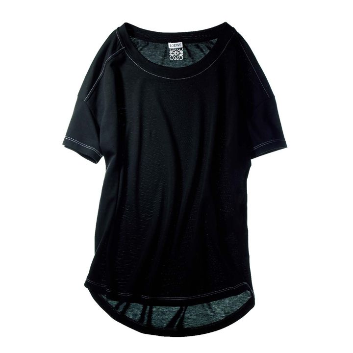 Tシャツ￥37,000（ロエベ）　[Precious2018年9月号108ページ]