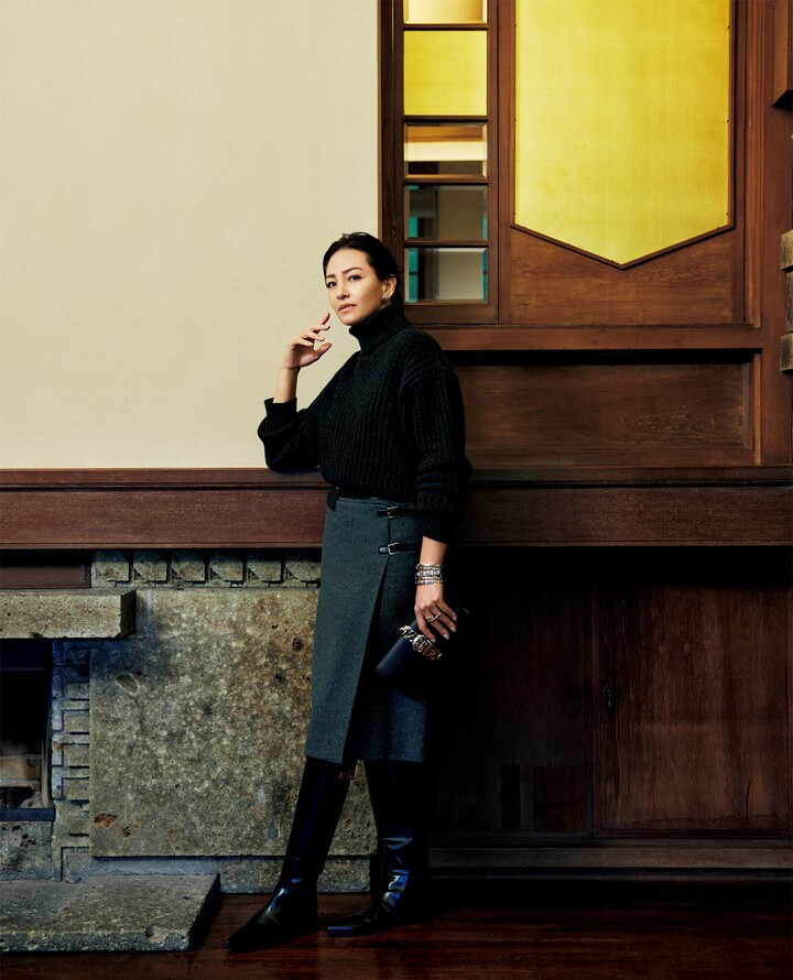 「エルメス」のウエアを着用したモデルのRINAさん