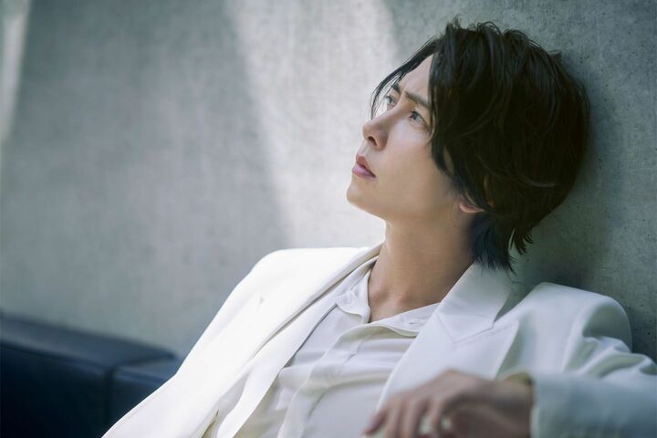 ヴァレンティノのスーツに身を纏った山下 智久さん