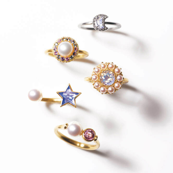 リング〈上から〉『プレシャス スイートナイト』￥250,000［ホワイトゴールド×ダイヤモンド×ムーンストーン］・『クイーン エリザベス』￥280,000［イエローゴールド×淡水真珠×ファンシーカラーサファイア］・『クイーン エリザベス』￥370,000［イエローゴールド×あこや真珠×ムーンストーン］・『インセパラブル スター』￥280,000［イエローゴールド×あこや真珠×ブルートパーズ］・『カリスト』￥210,000［イエローゴールド×あこや真珠×パープルスピネル］（TASAKI〈TASAKI by MHT〉）