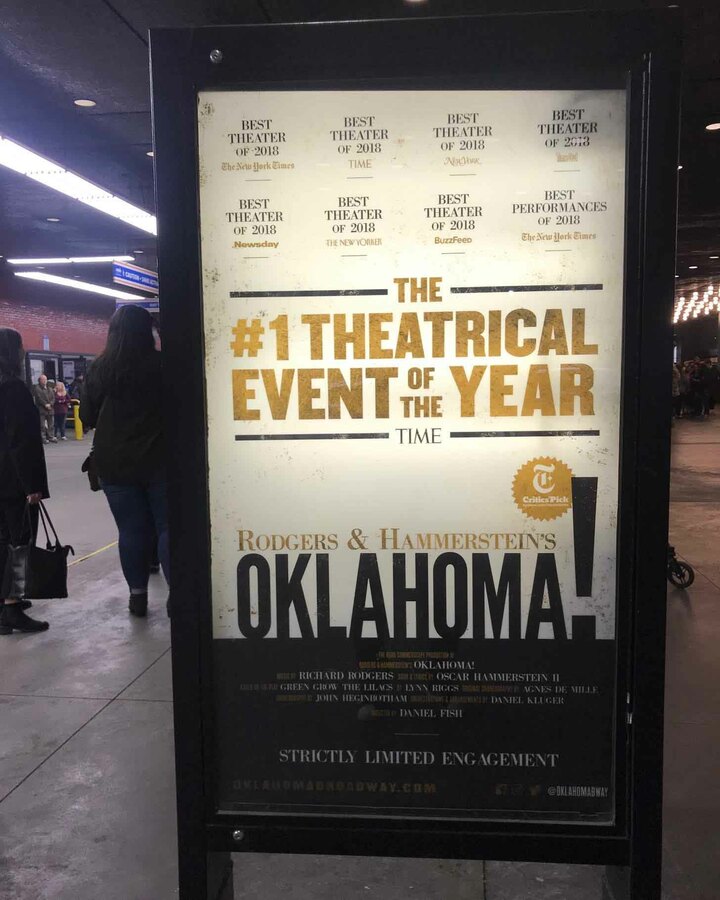 劇場前のビルボード