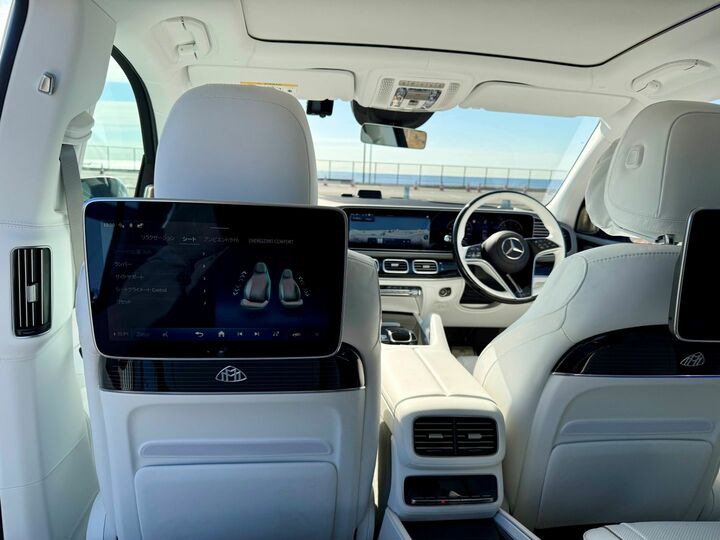 シート調整やリラクゼーション、ライティングなどの各種設定・操作が行えるほか、映像や音楽体験も楽しめる「MBUXリアエンターテインメントシステム」。大画面で視認性も抜群。