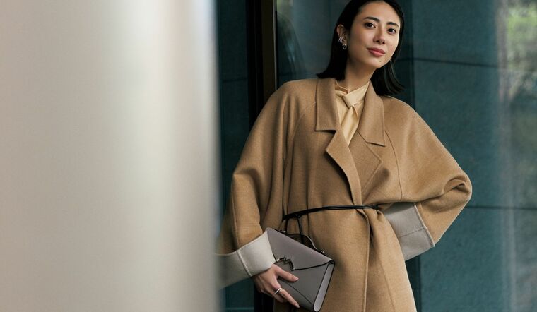 「セアン」のラップコートを着用したモデルの土屋巴瑞季さん