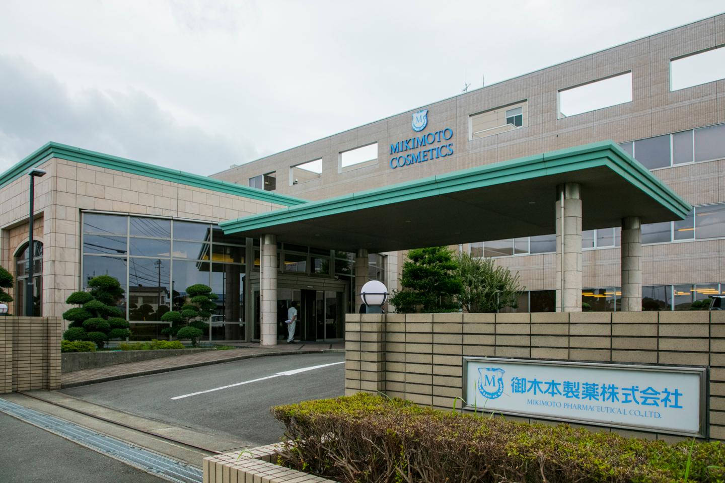9,202㎡という広大な工場の中で約80名がミキモト コスメティックスの商品製造に携わっています。
