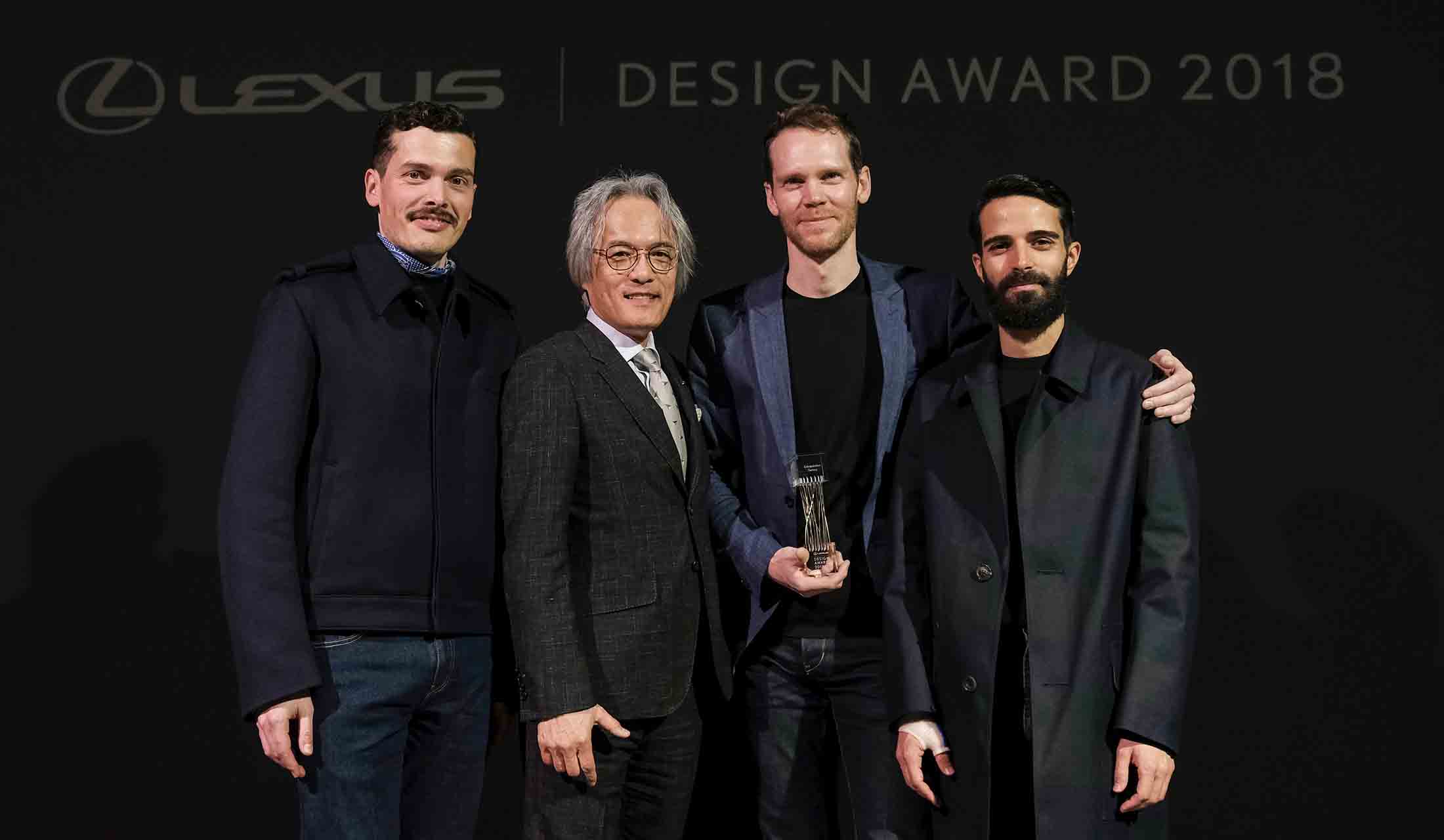 Extrapolation Factoryのエリオット・P・モンゴメリー(左から3人目)とLexus Internationalの澤 良宏プレジデントと、メンター(完成に導く係)を務めたストゥディオ・フォルマファンタズマの2人。