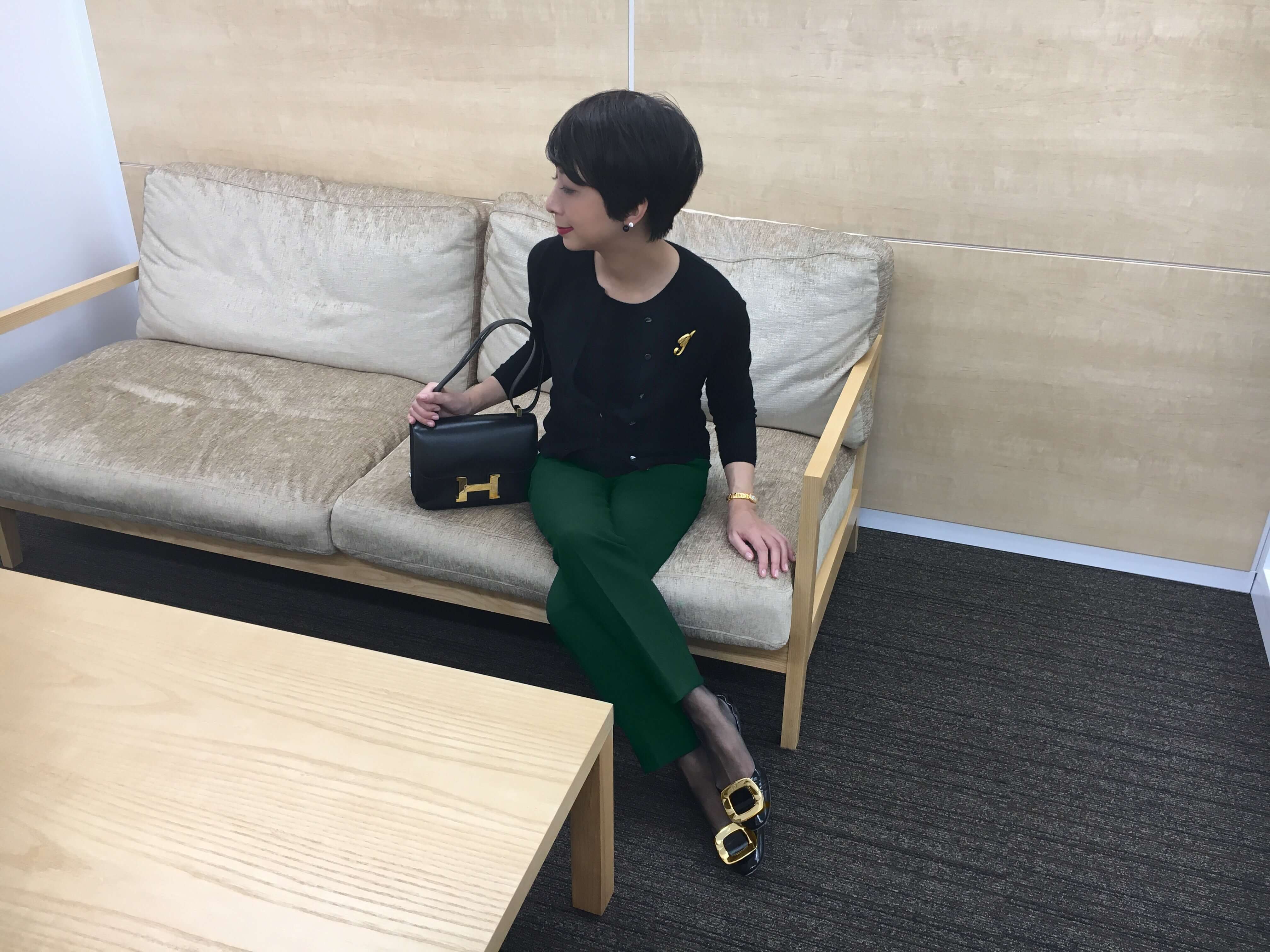 一年を通じて、ツインニットは私の着こなしに欠かせないアイテム。サイズが豊富にそろう“J.crew”で、通販で買うこともよくあります。ツインニット/J.crew パンツ/インコテックス 時計/カルティエ バッグ/エルメス 靴/ロジェ・ヴィヴィエ
