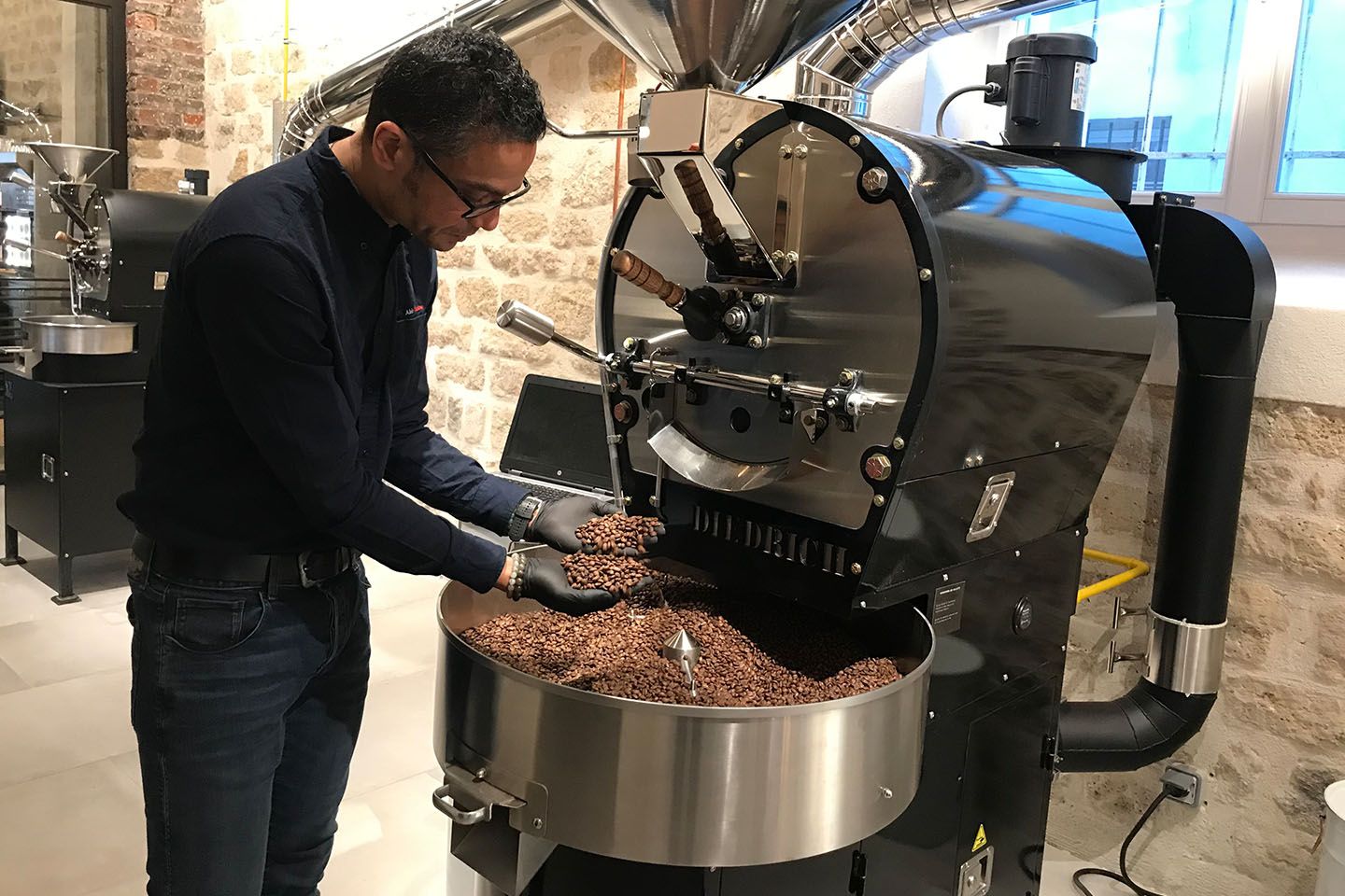 店の奥でコーヒー豆を焙煎している。温度や焙煎具合はコンピュータで管理。
