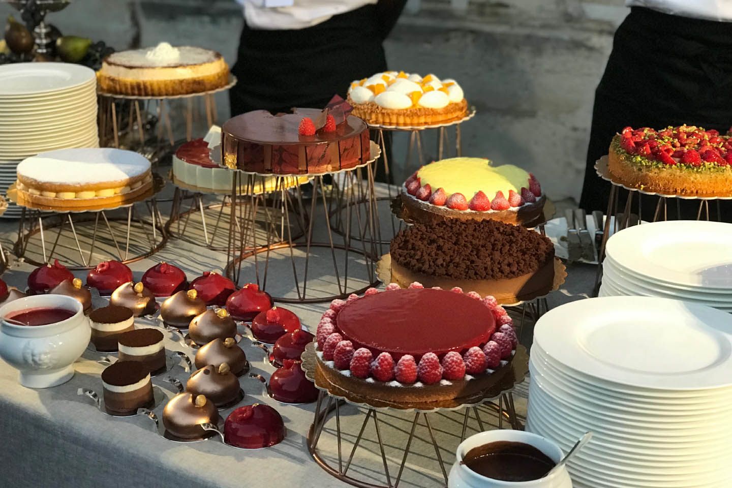 食べきれないほどのケーキ類がテーブルに並べられていました。