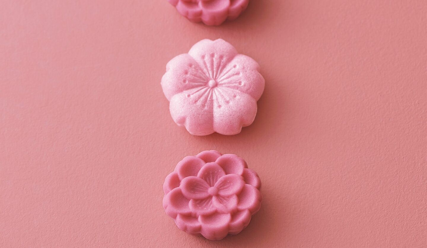 東京・京都の和菓子店「とらや」の、桜を象った最中と羊羹