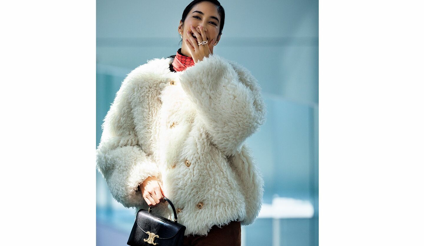 セリーヌのコートを着用したモデル