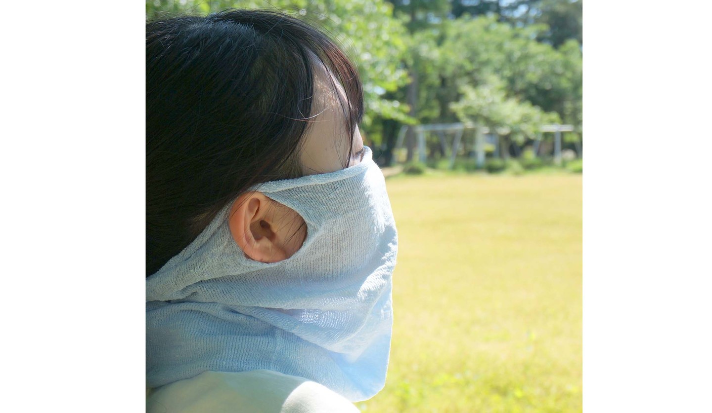 「呼吸しやすいフェイスマスク～涼しい夏の麻」の装着イメージ画像
