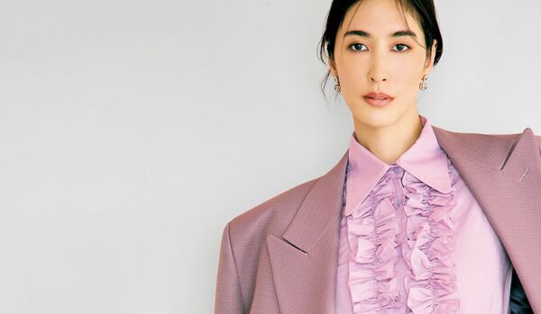 3/20 Fri｜「グッチ」の華やかなラッフルシャツを凛としたジャケットでモダンに昇華させて【365日コーディネート】