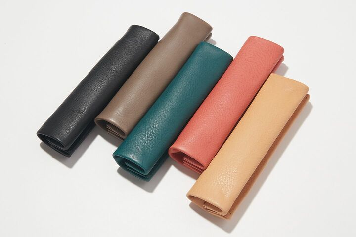 『ドリッド ペン ロール』左からネロ、グレー、オルテンシア、アンティコ、ボーネ。各￥9,900