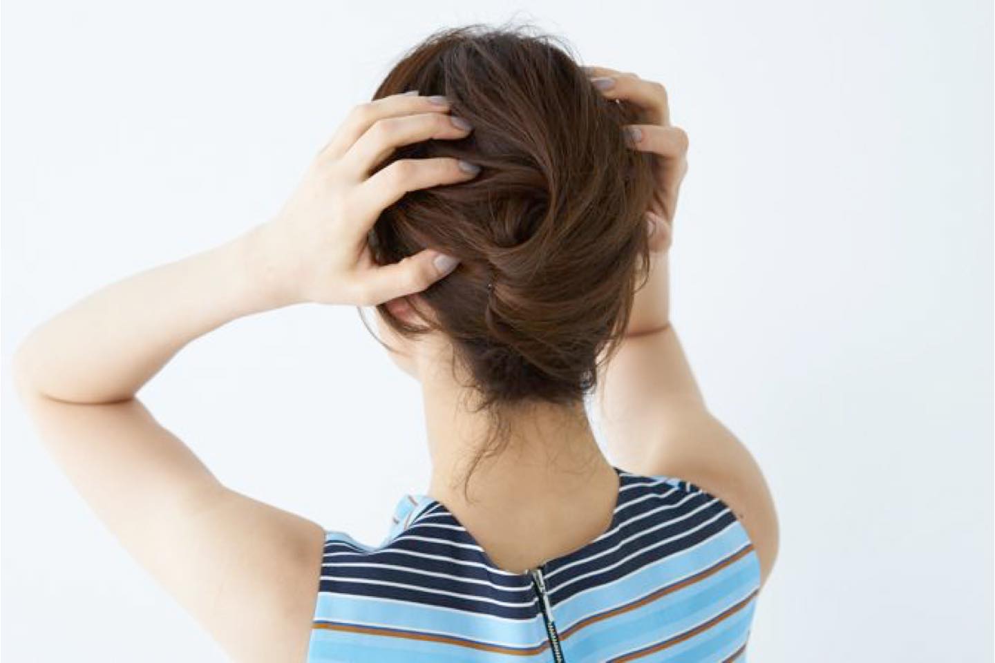 両手で左右からほぐす