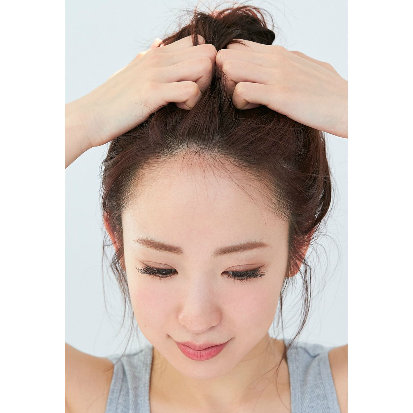 頭頂部から両耳へとほぐしていく