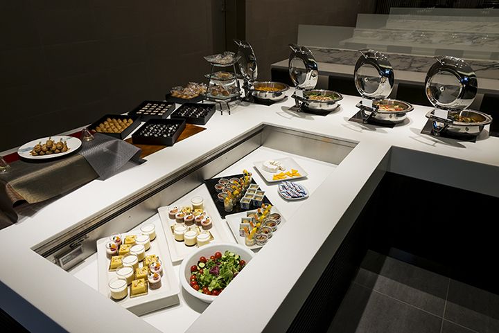 ANA「ANA SUITE LOUNGE」ではビュッフェが1日中用意されており、フライト時刻が遅い方も安心