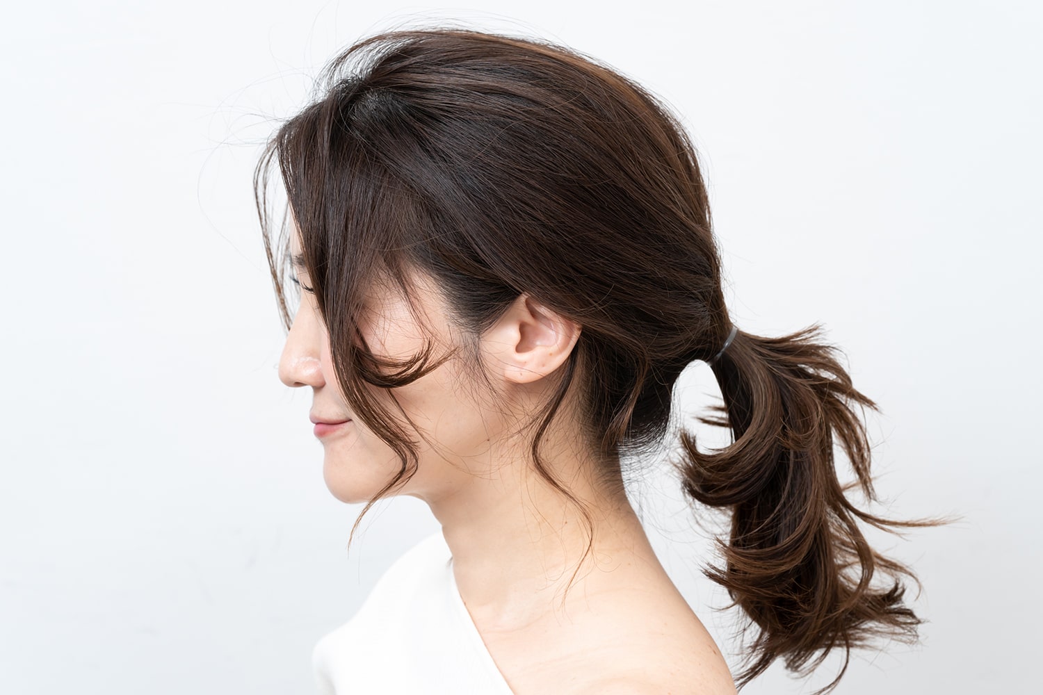 束ねる位置は耳の下あたりを目安に。