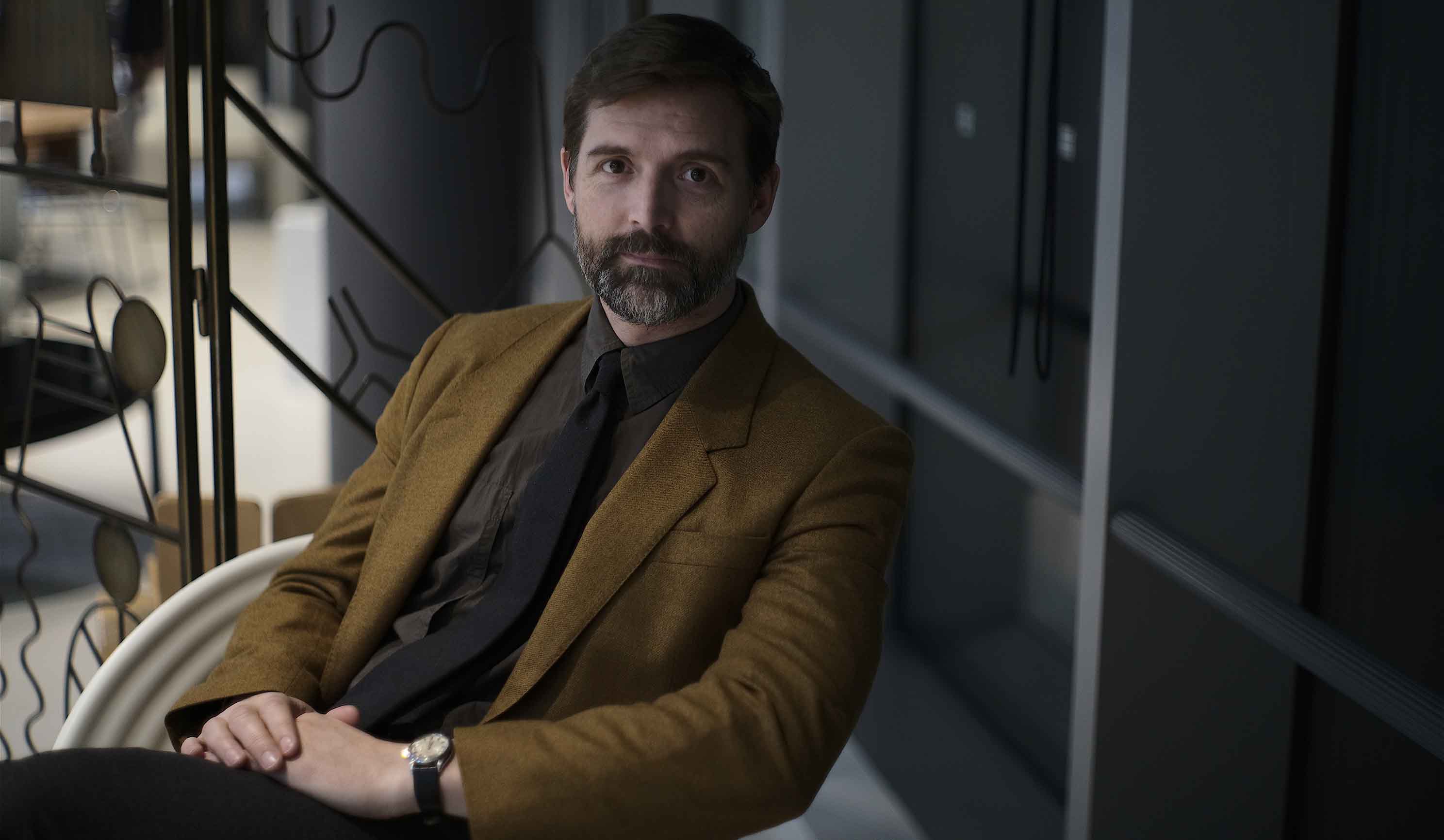 PATRICK GRANT(パトリック・グラント)/1972年、スコットランド生まれ。名門オックスフォード大学でMBAを取得後、ファッションとは全く畑違いの世界で活躍していたが、2005年にサヴィル・ロウのテーラー「ノートン&サンズ」を買収し、ファッション業界でのキャリアをスタート。2009年には「イートウツ」を立ち上げる。