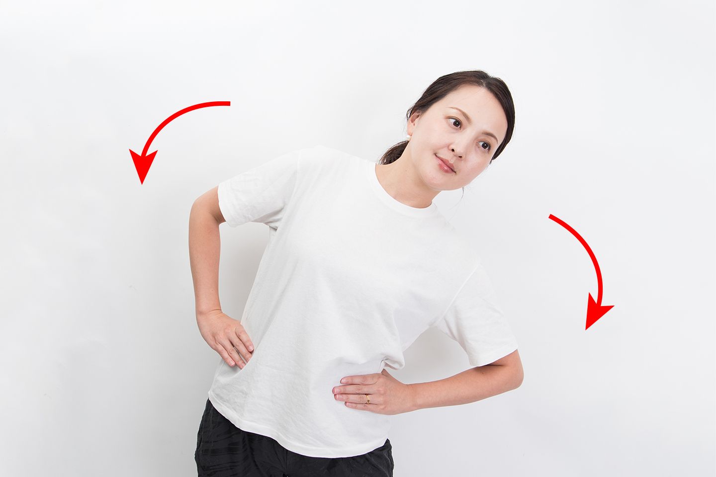 上半身を左右に倒すことで、腰方形筋が伸びたり縮んだりと動き、ほぐれていく感覚がわかるはず。硬かったり、痛かったりする箇所は筋肉が硬化しているので、多めに行いましょう。