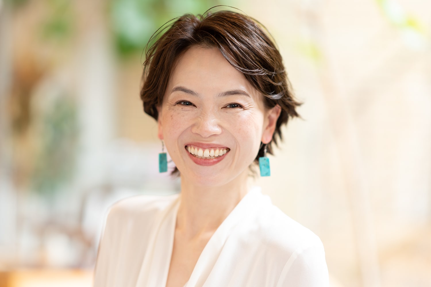 前髪をかき上げるだけでイメチェン完了。ウェットな質感で大人の魅力がよりアップ!